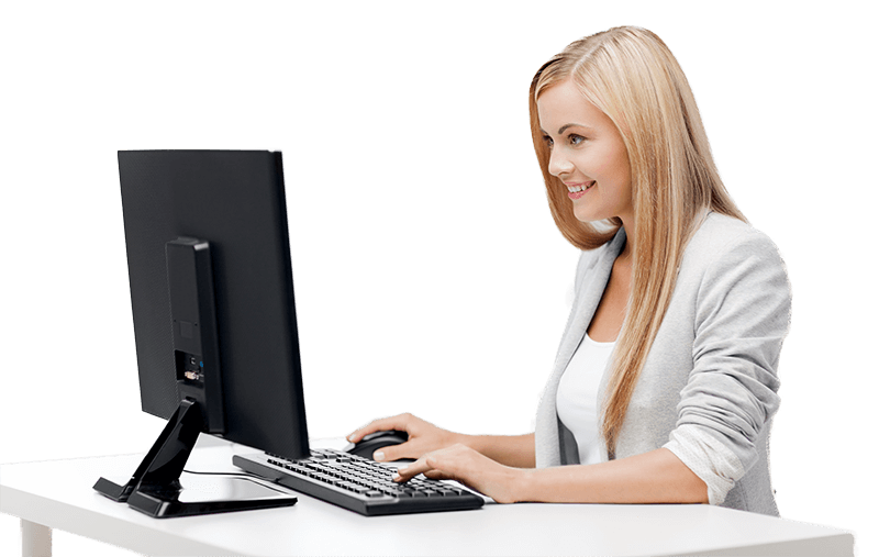 kobieta pracująca na komputerze